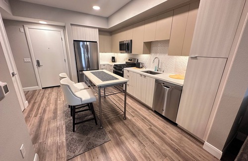 Pacific Beach Apartment | Luxury king 1BD Pacific Beach oasis heart of dynamic coastal enclave