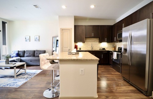Midtown Apartment | Luxury King Suite/Pool/SkyLounge