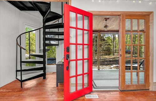 Kabletown House | Luxury KING Suites, Lakefront w/Dock, HotTub, Watercraft