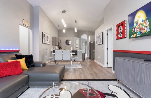 Lake Berkley House | Luxury Kissimmee Getaway + Private Pool & Games!