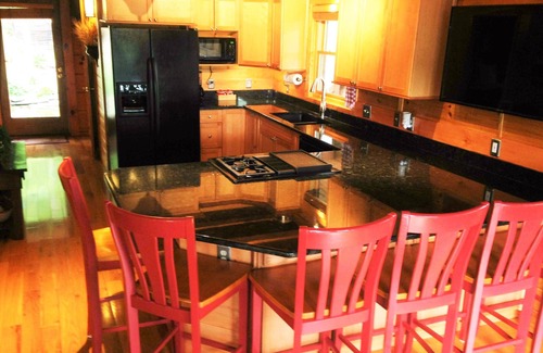Hiwassee Cabin | Luxury Lake Cabin by New River Trail w/Dock/Canoes/Steam Room/Fireplaces.