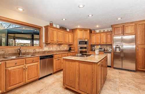 Eureka Springs House | LUXURY LAKE FRONT HOME-7.9 MILES EUREKA SPRINGS