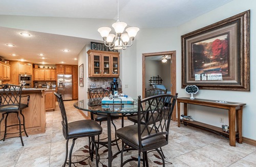 Eureka Springs House | LUXURY LAKE FRONT HOME-7.9 MILES EUREKA SPRINGS