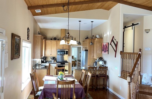 Julian House | LUXURY LAKE HOUSE & TREEHOUSE DAYBED 5-STAR QUALITY- Plush beds for 10
