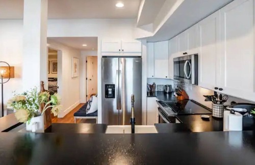 Lakewood Apartment | Luxury Lake Louise Retreat w/ Lakeside Kitchen and Spa