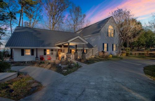 Gilbert House | Luxury Lake Retreat w Hot Tub Game Room for 12