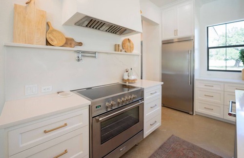 Naumanns Camp House | Luxury Lake Retreat w Pool & Spa