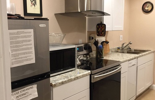 Dos Rios House | Luxury Lake Suite 9 Hole & Disc Golf with Hot Tub, Views, Large Patios.