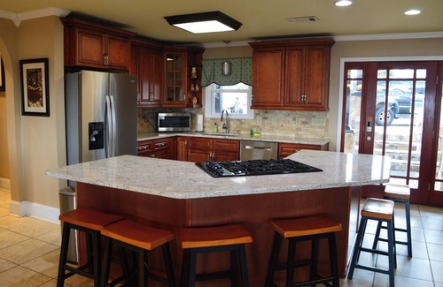 Gilbert Cottage | Luxury Lakefront 4br: Hot Tub, Game Room & Wi-fi