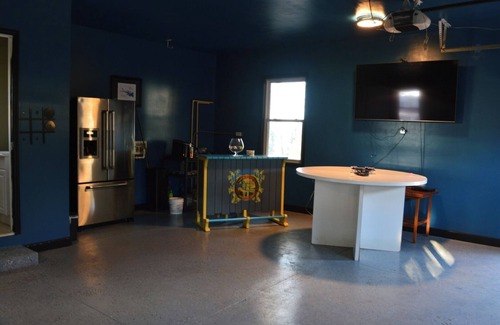 Gilbert Cottage | Luxury Lakefront 4br: Hot Tub, Game Room & Wi-fi