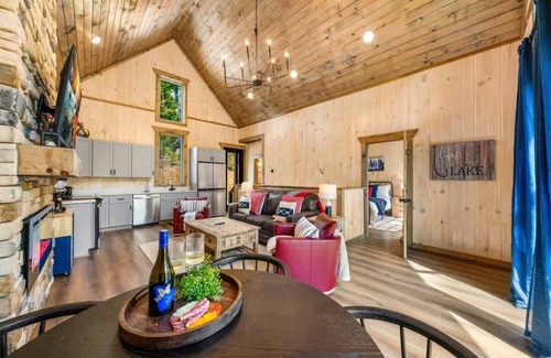Sevierville Cabin | Luxury Lakefront Cabin/Hot tub/Lake Access