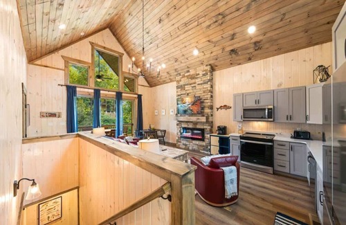 Sevierville Cabin | Luxury Lakefront Cabin/Hot tub/Lake Access