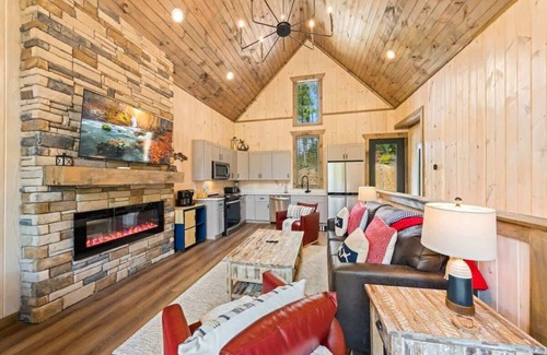 Sevierville Cabin | Luxury Lakefront Cabin/Hot tub/Lake Access