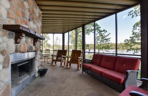 Lampe Ski Chalet | Luxury Lakefront Chalet Resort 2 Pools FREE Amenities Dock MiniGolf Waterslide