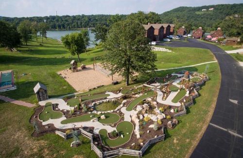 Lampe House | Luxury Lakefront Chalet Resort 2 Pools FREE Amenities Dock MiniGolf Waterslide