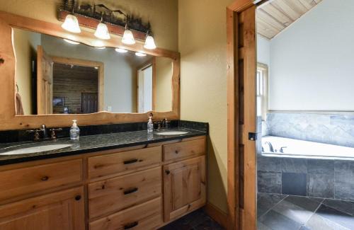Lampe House | Luxury Lakefront Chalet Resort 2 Pools FREE Amenities Dock Kayaks Waterslide