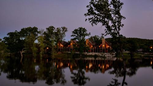 Lampe House | Luxury Lakefront Chalet Resort 2 Pools FREE Amenities Dock Kayaks Waterslide