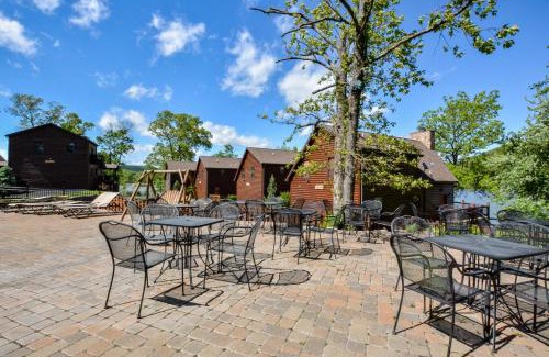 Lampe House | Luxury Lakefront Chalet Resort 2 Pools FREE Amenities Dock Kayaks Waterslide