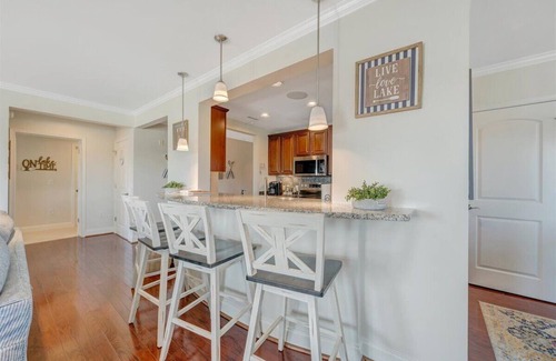 Westlake Corner Condo | Luxury Lakefront Condo In The Heart of Smith Mtn. Lake! 4BR 3BA!