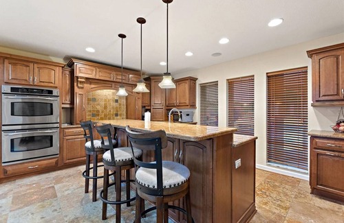 Lake Hamilton House | Luxury Lakefront | Heated Salt Pool, Dock & Kayaks | Home Theatre & EV Charger | Near Theme Parks