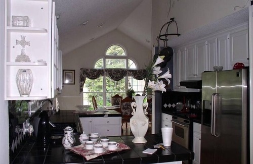 Guntersville House | LUXURY LAKEFRONT HOME W/SWIMMING POOL & BOAT RENTALS