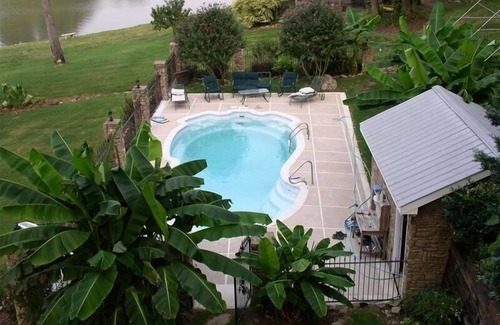 Guntersville House | LUXURY LAKEFRONT HOME W/SWIMMING POOL & BOAT RENTALS
