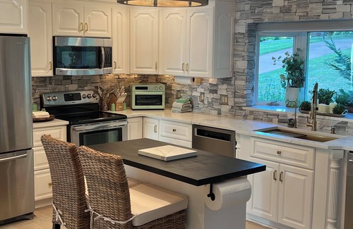 Union Hall House | Luxury Lakefront, Pontoon Boat available