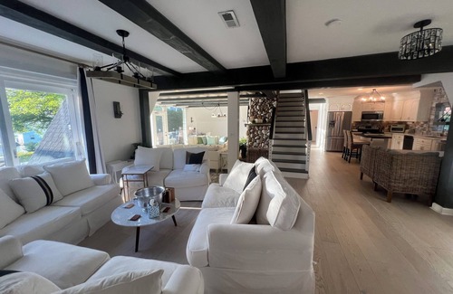 Union Hall House | Luxury Lakefront, Pontoon Boat available