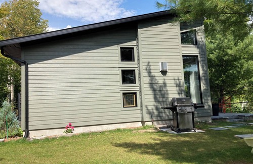 McDougall Cottage | Luxury Lakefront Retreat | 3 bed,3 bath, near Parry Sound | Save on Weekly Stays