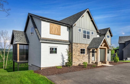Kimberling City House | Luxury Lakefront Lodge 3 - FREE HUGE Pool/Hot Tub - FREE MINI GOLF