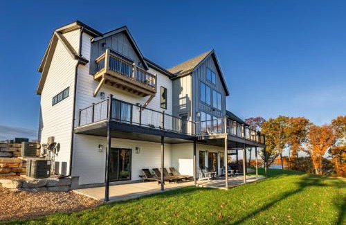 Kimberling City House | Luxury Lakefront Lodge 3 - FREE HUGE Pool/Hot Tub - FREE MINI GOLF