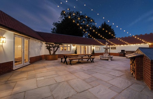 Herongate House | Luxury Lakeside Escape with pool – Near London