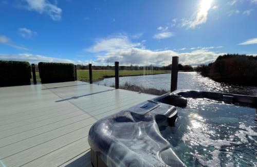 Lockerbie Apartment | Luxury Lakeside Lodge with HTub Beautiful Views
