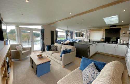 Lockerbie Apartment | Luxury Lakeside Lodge with HTub Beautiful Views