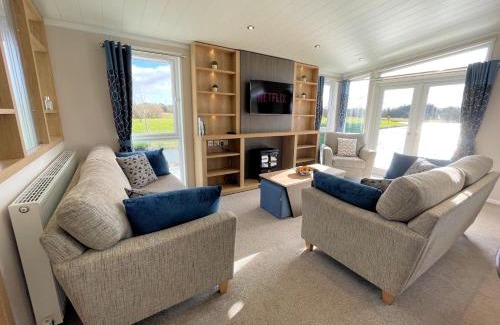 Lockerbie Apartment | Luxury Lakeside Lodge with HTub Beautiful Views