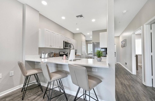 Naples Condo | Luxury Lakeview Condo - Golf - Screened Lanai - Resort Pool - Hot tub - Gym