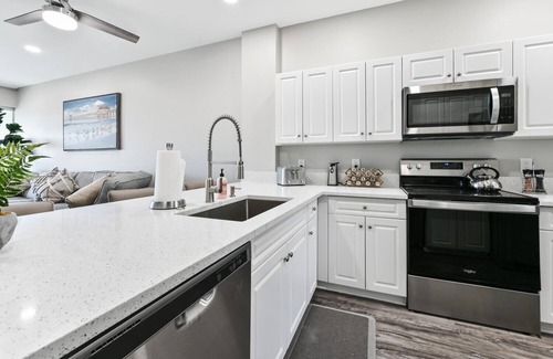 Naples Condo | Luxury Lakeview Condo - Golf - Screened Lanai - Resort Pool - Hot tub - Gym