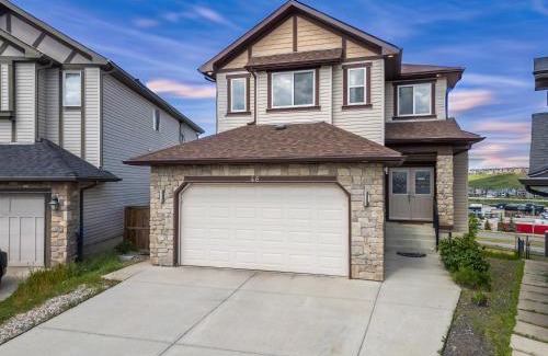 Kincora House | LUXURY LAKEVIEW HOME - 2500sqft of private space with 5 Beds, 4 Bath, 2 Living Rooms, Kitchen, AC, Jacuzzi, 10 Guests Max, Basement Not Included, 18-min to Airport, 20-min to Downtown, 80-min to Banff