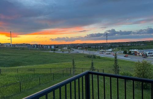 Kincora House | LUXURY LAKEVIEW HOME - 2500sqft of private space with 5 Beds, 4 Bath, 2 Living Rooms, Kitchen, AC, Jacuzzi, 10 Guests Max, Basement Not Included, 18-min to Airport, 20-min to Downtown, 80-min to Banff