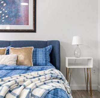Kincora House | LUXURY LAKEVIEW HOME - 2500sqft of private space with 5 Beds, 4 Bath, 2 Living Rooms, Kitchen, AC, Jacuzzi, 10 Guests Max, Basement Not Included, 18-min to Airport, 20-min to Downtown, 80-min to Banff