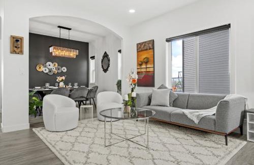 Kincora House | LUXURY LAKEVIEW HOME - 2500sqft of private space with 5 Beds, 4 Bath, 2 Living Rooms, Kitchen, AC, Jacuzzi, 10 Guests Max, Basement Not Included, 18-min to Airport, 20-min to Downtown, 80-min to Banff