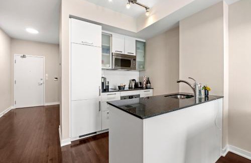 Toronto Entertainment District Apartment | Luxury lakeview near Scotiabank Arena with free parking