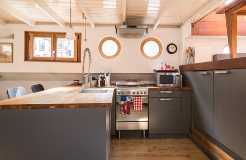 Jordaan Boat Rental | Luxury large houseboat in the famous Jordaan district