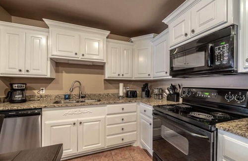 Lubbock House | Luxury Living Duplex A - 4BR/3BA - South Lubbock