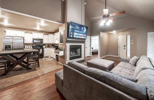 Lubbock House | Luxury Living Duplex B - 4BR/3BA - South Lubbock