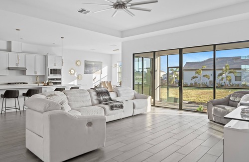 Braden River House | Luxury living in a gorgeous modern rental with access to Pool, Gym and more.