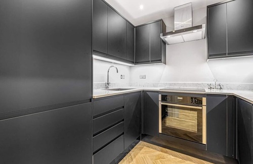 Knightsbridge Apartment | Luxury Living in Knightsbridge | Balcony Views of Harrods, 2BR/2BA with AC