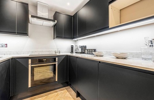 Knightsbridge Apartment | Luxury Living in Knightsbridge | Balcony Views of Harrods, 2BR/2BA with AC