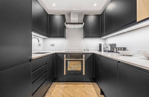 Knightsbridge Apartment | Luxury Living in Knightsbridge | Balcony Views of Harrods, 2BR/2BA with AC