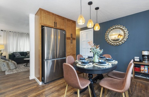 Kingsgate House | Luxury Living-Kirkland: Stylish Home - Prime Spot!